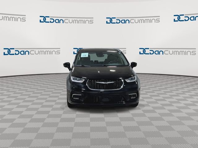Used 2024 Chrysler Pacifica Touring-L FWD image 3