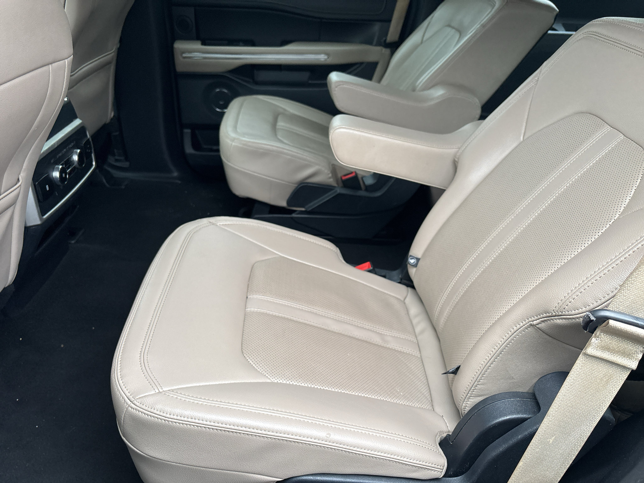 Used 2024 Ford Expedition Limited RWD image 3