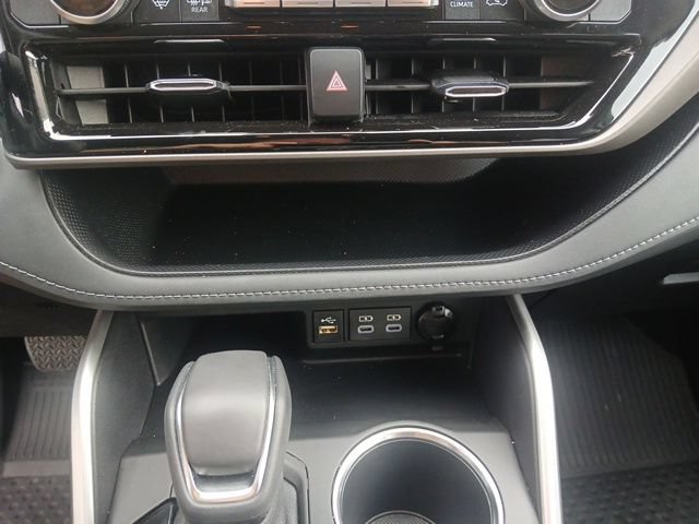 Used 2023 Toyota Highlander LE FWD image 37