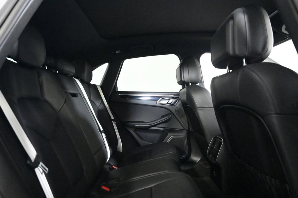 Certified 2023 Porsche Macan AWD/4WD image 19