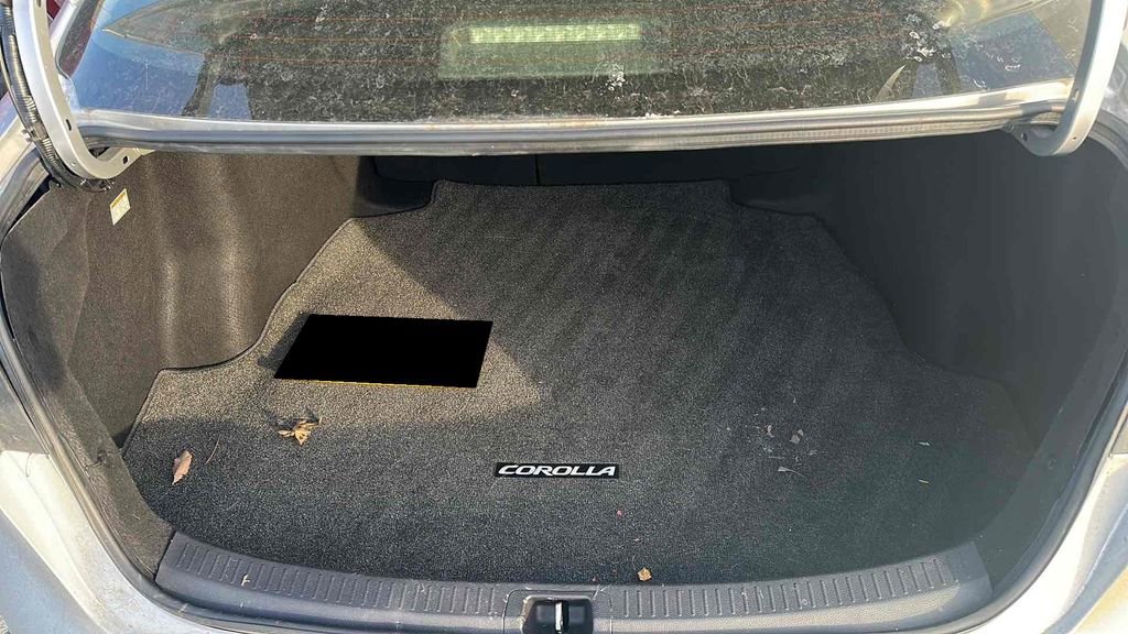 Used 2021 Toyota Corolla LE image 5