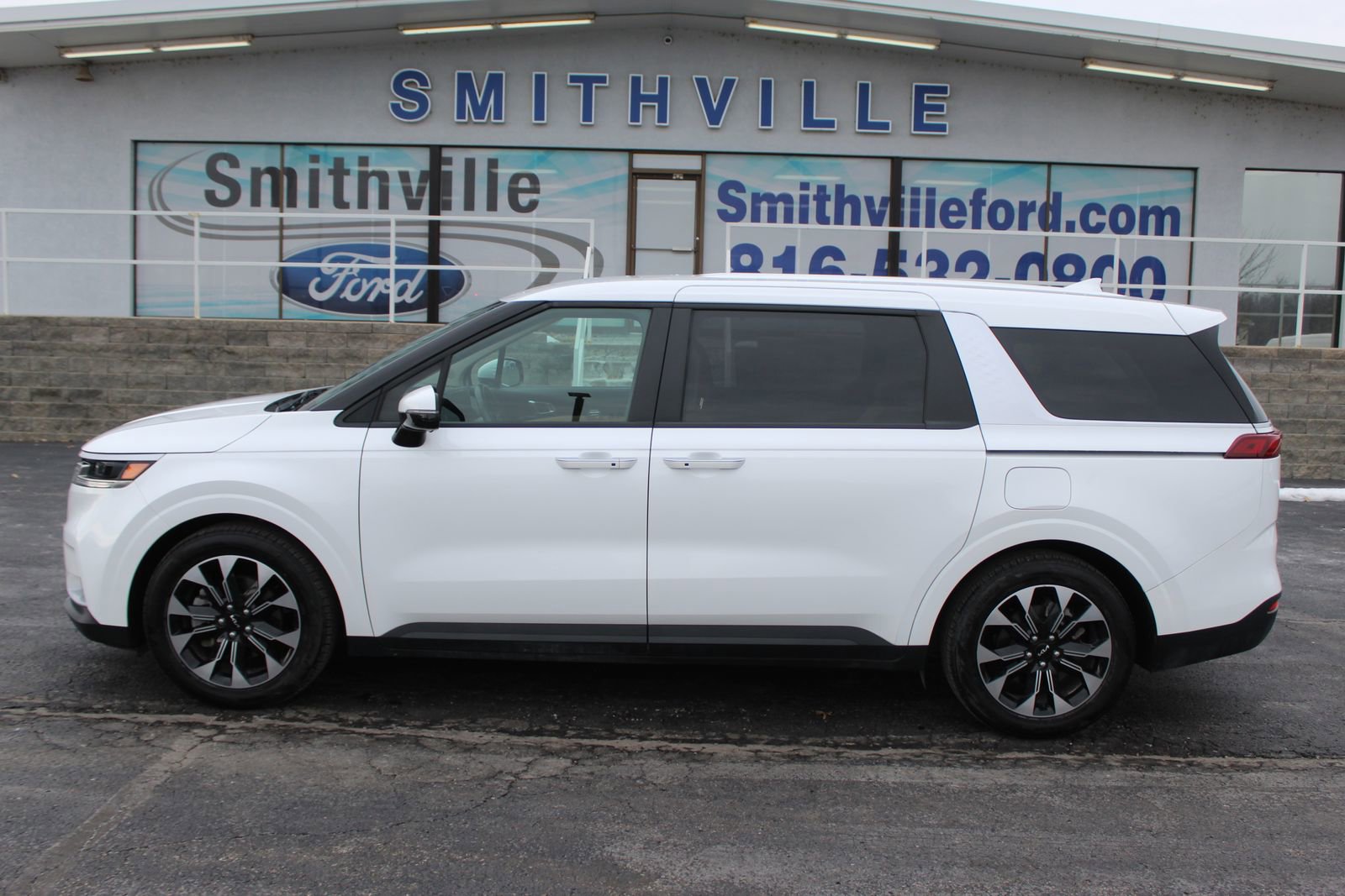 Used 2024 Kia Carnival EX image 4