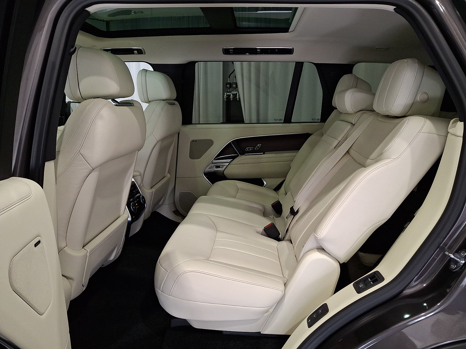 Certified 2023 Land Rover Range Rover Long Wheelbase SE AWD/4WD image 8