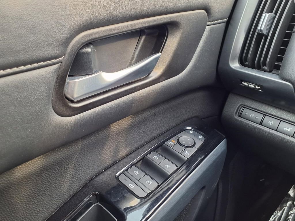 Certified 2025 Nissan Pathfinder SL image 16