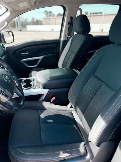 Used 2018 Nissan Titan SV w/ SV Convenience Package image 16