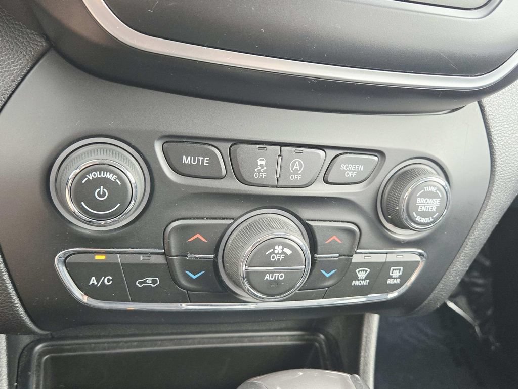 Used 2019 Jeep Cherokee Latitude Plus w/ Comfort/Convenience Group AWD/4WD image 28