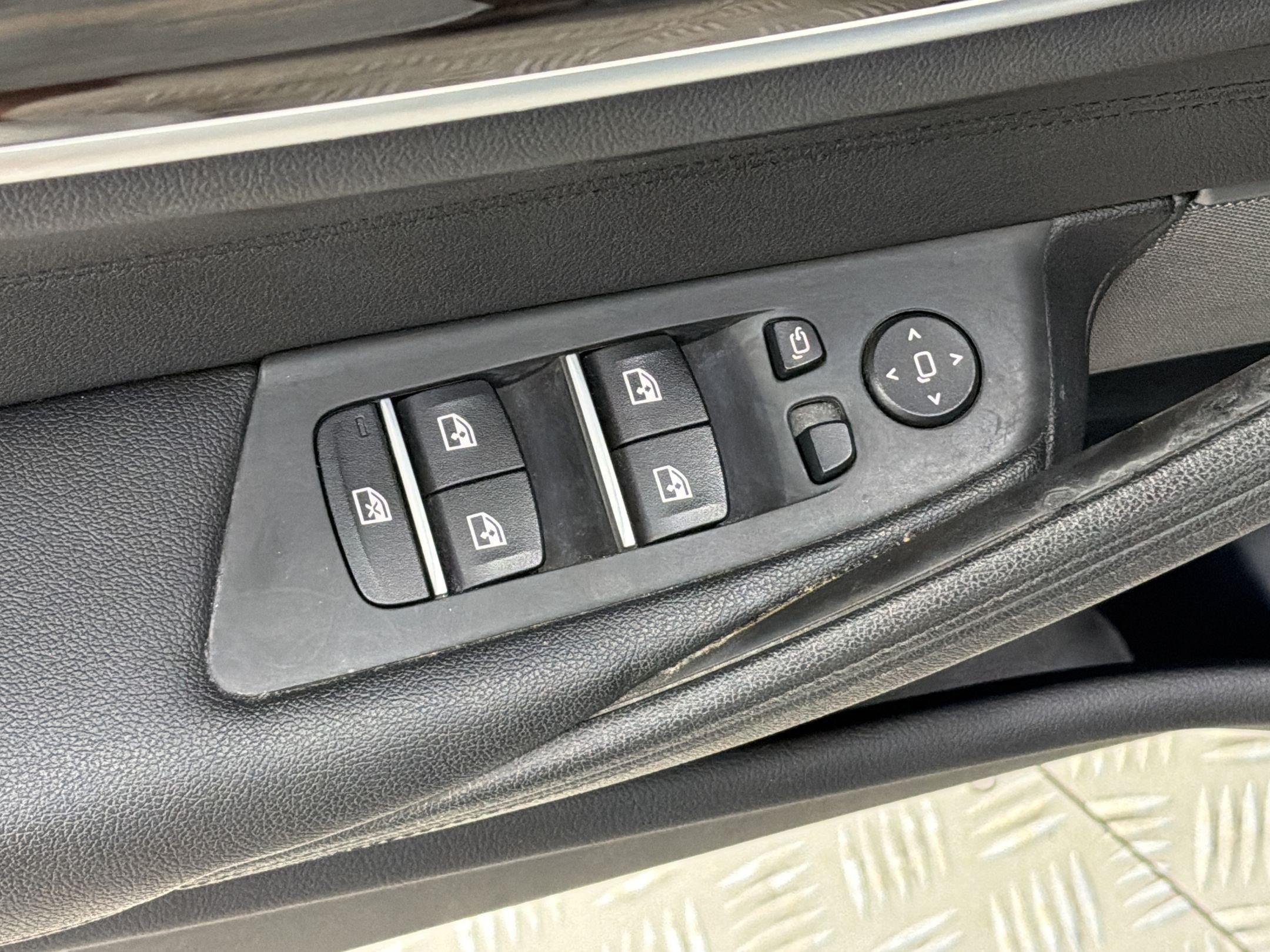 Used 2018 BMW 530e RWD image 26