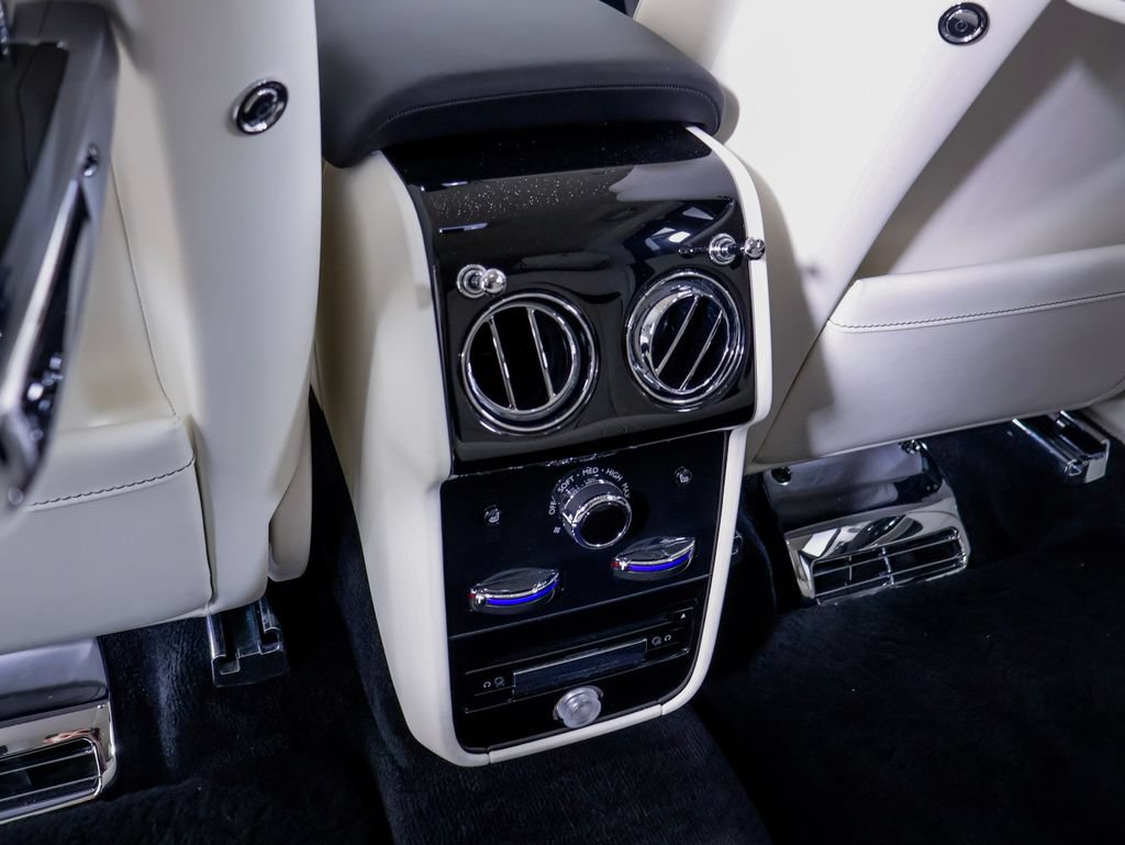 Used 2023 Rolls-Royce Cullinan w/ Technology Package AWD/4WD image 15