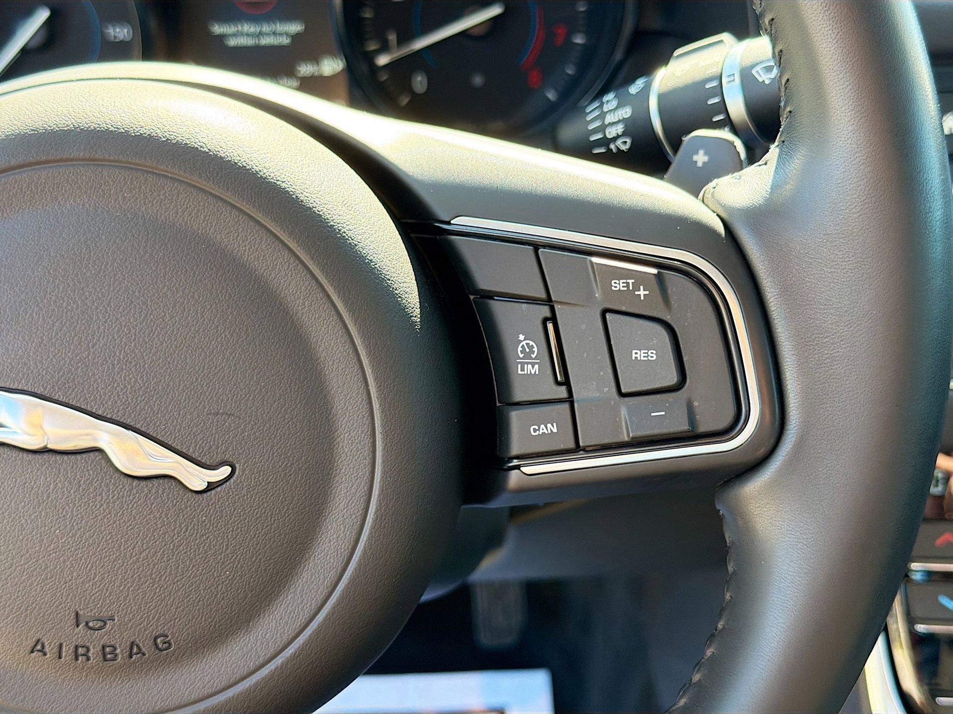 Used 2018 Jaguar XF Premium image 37