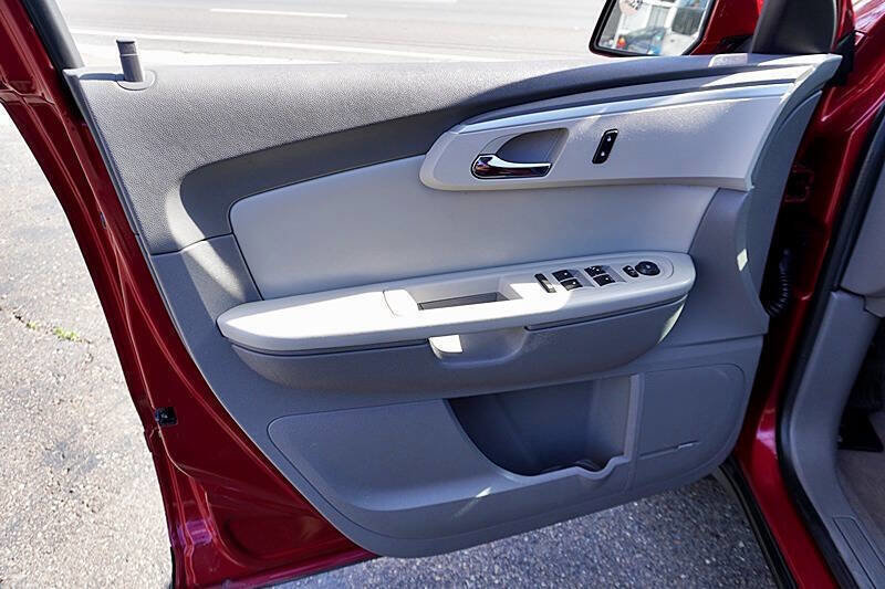 Used 2012 Chevrolet Traverse LT image 25