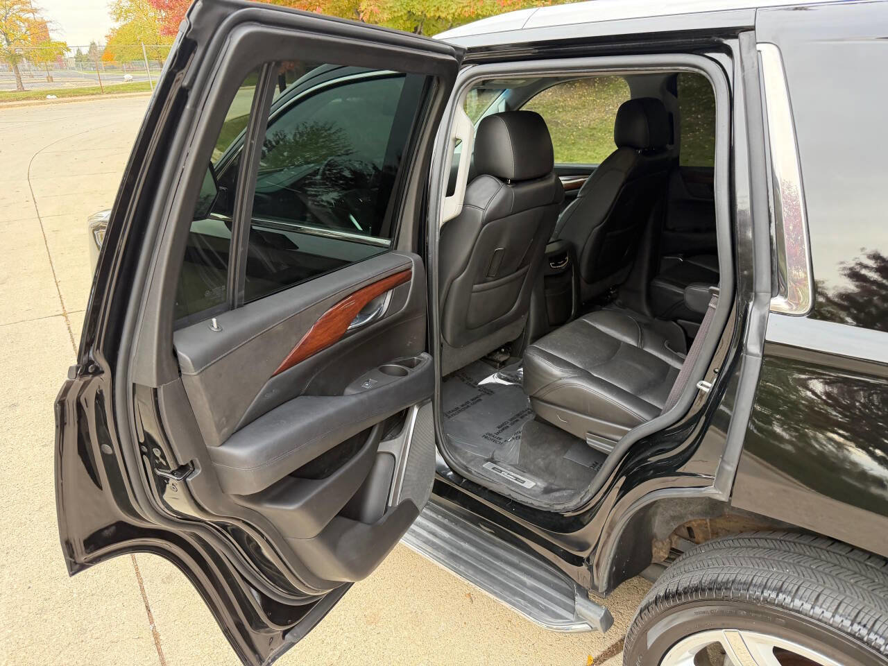 Used 2015 Cadillac Escalade Luxury image 27