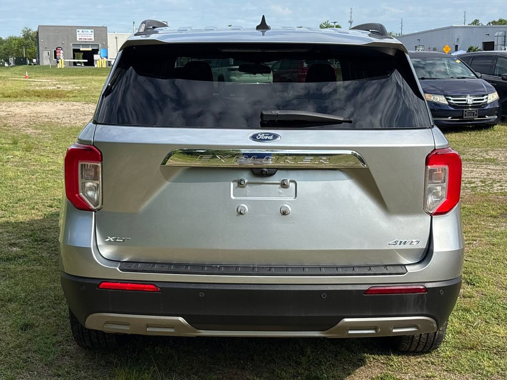 Used 2022 Ford Explorer XLT w/ Equipment Group 202A AWD/4WD image 14