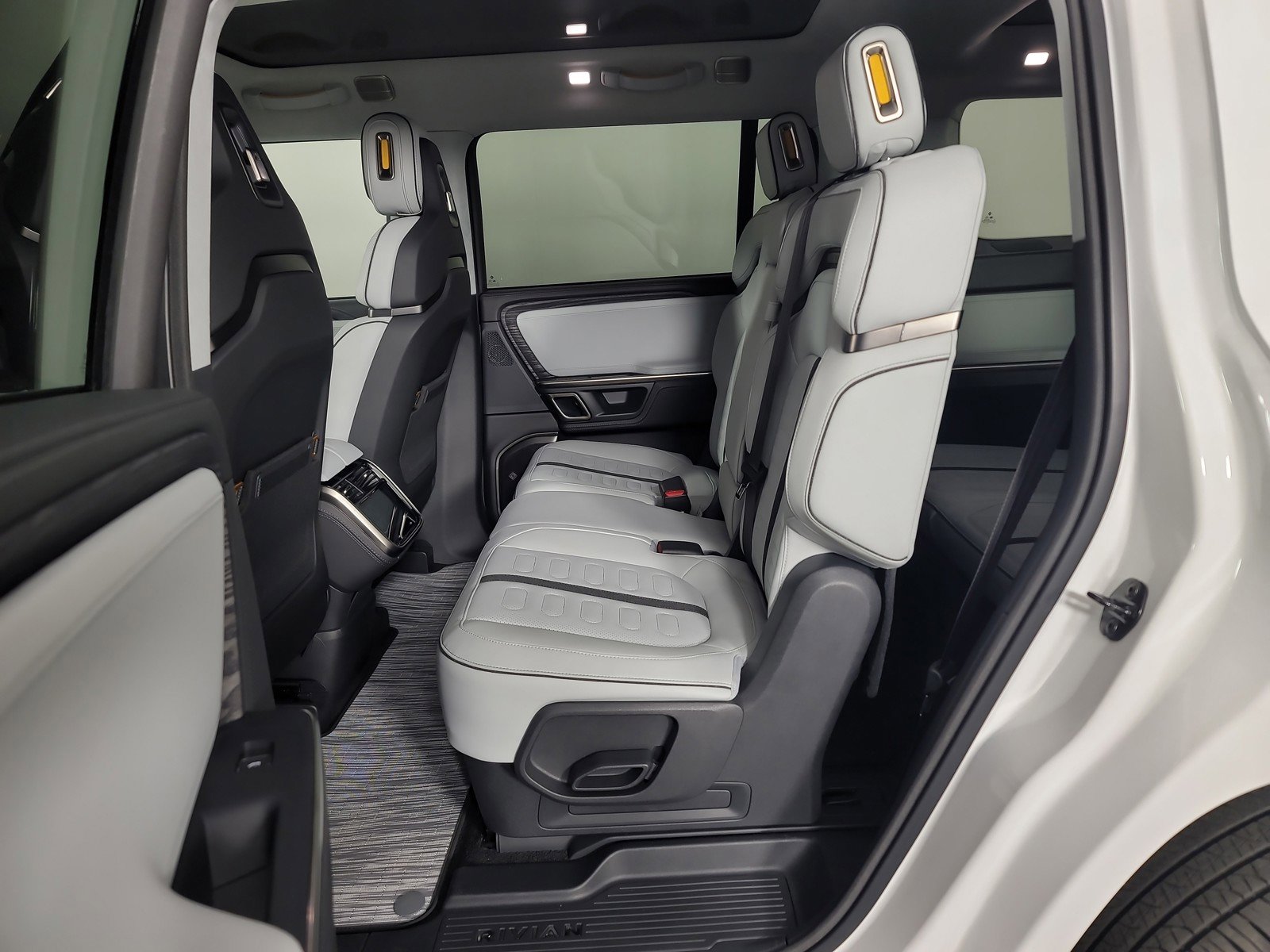 Used 2024 Rivian R1S Adventure AWD/4WD image 21