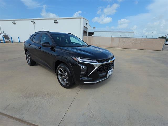 Used 2026 Chevrolet Trax LT FWD image 2