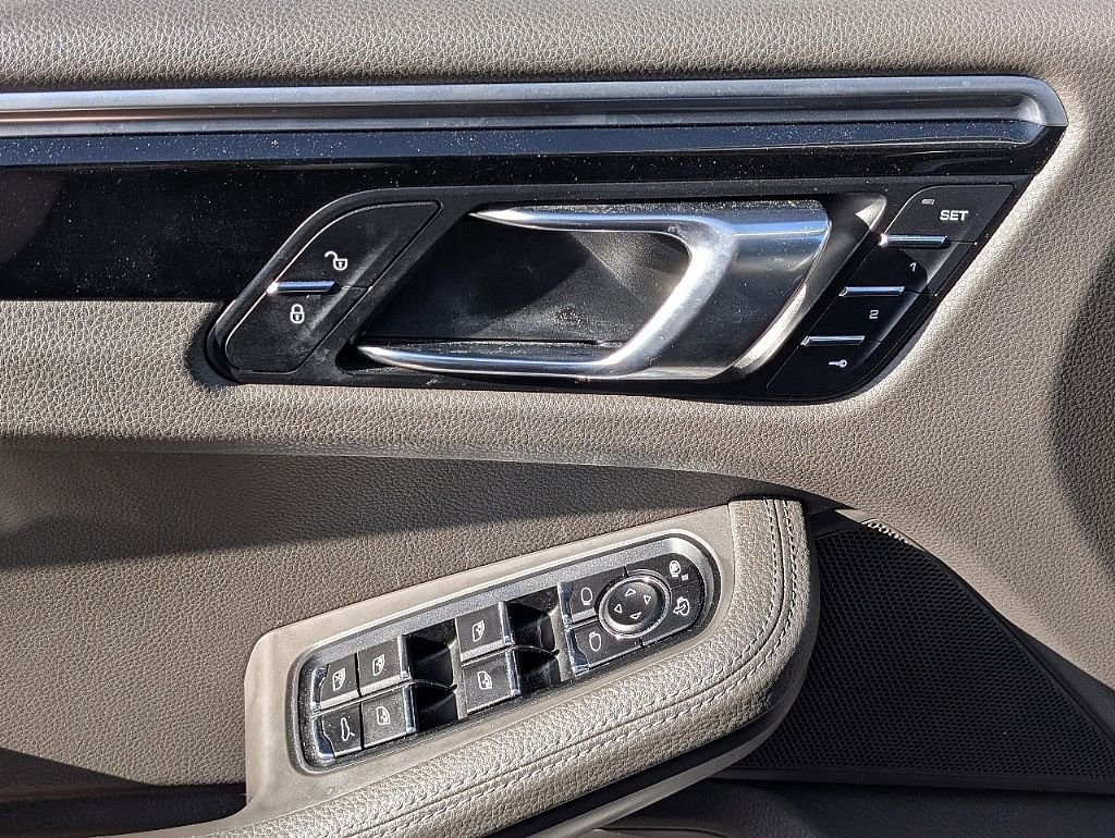 Used 2017 Porsche Macan AWD/4WD image 5