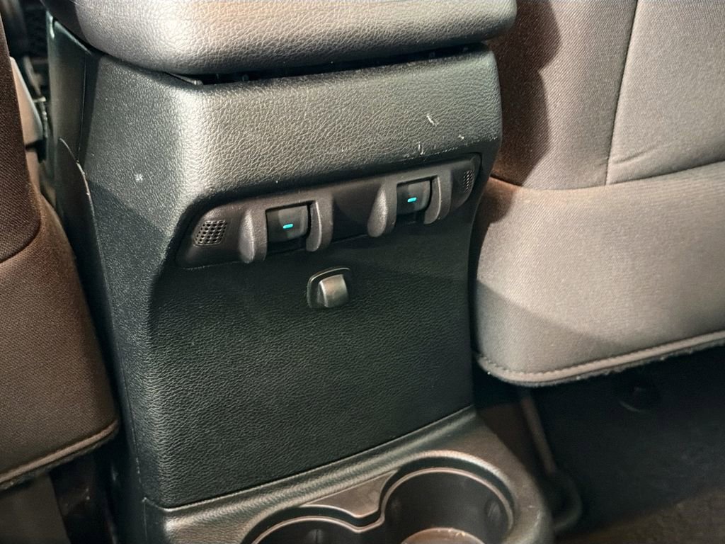 Used 2018 Jeep Wrangler Unlimited Sahara AWD/4WD image 22