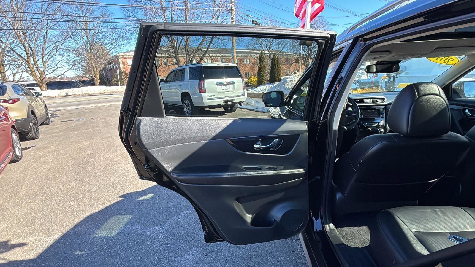 Used 2018 Nissan Rogue SL w/ Premium Package image 27