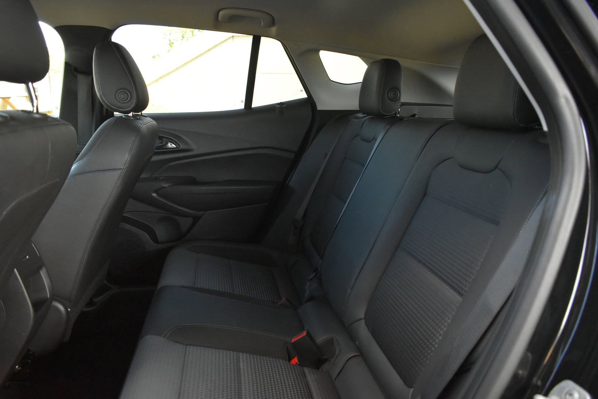Used 2025 Chevrolet Trax LT w/ LT Convenience Package FWD image 16
