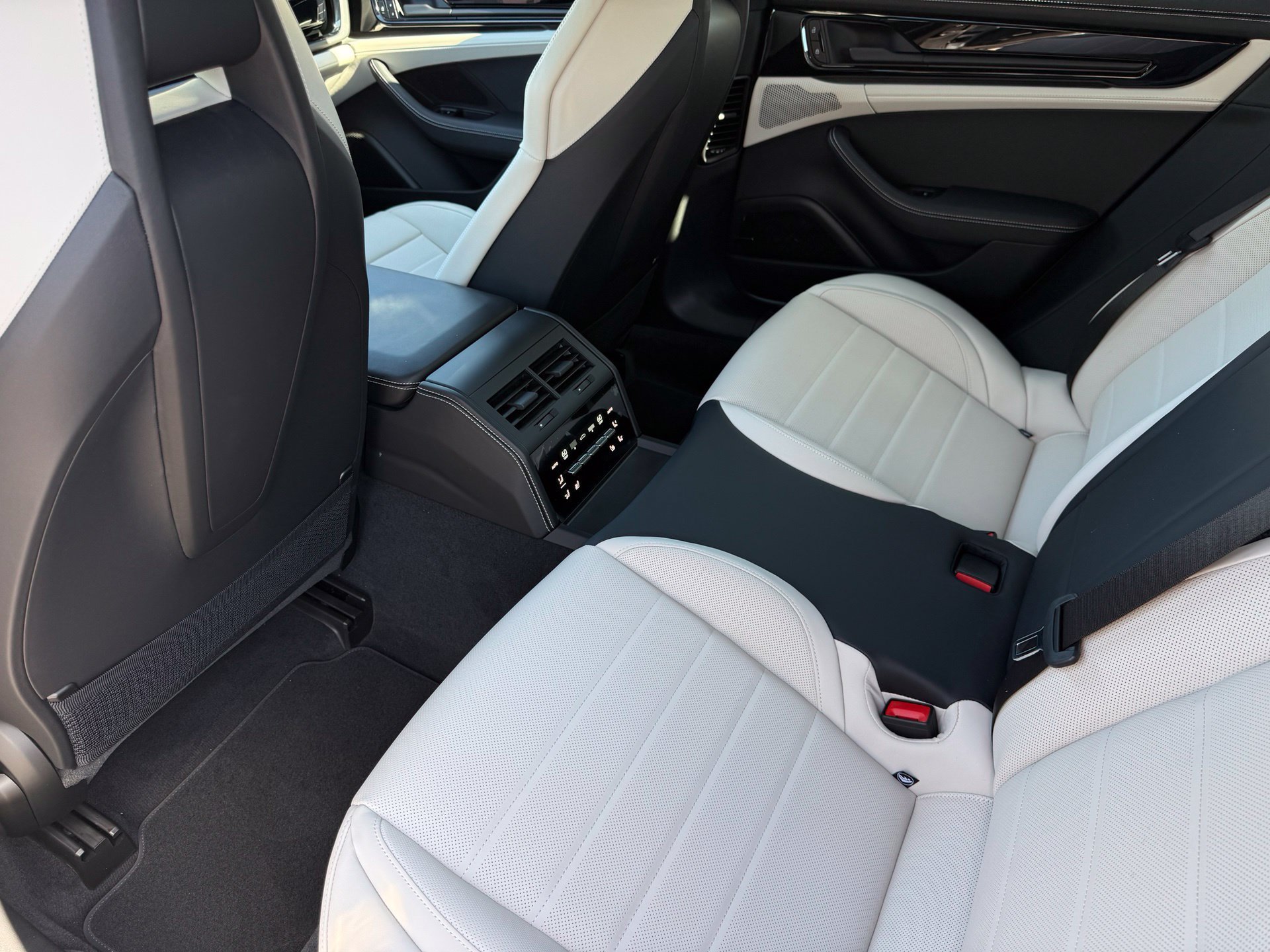 New 2026 Porsche Panamera 4 AWD/4WD image 30