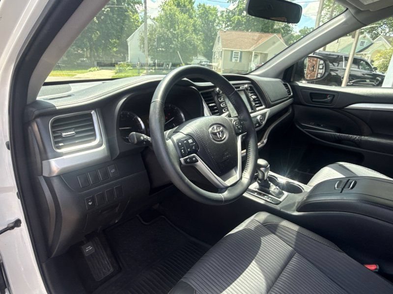Used 2016 Toyota Highlander Plus AWD/4WD image 10