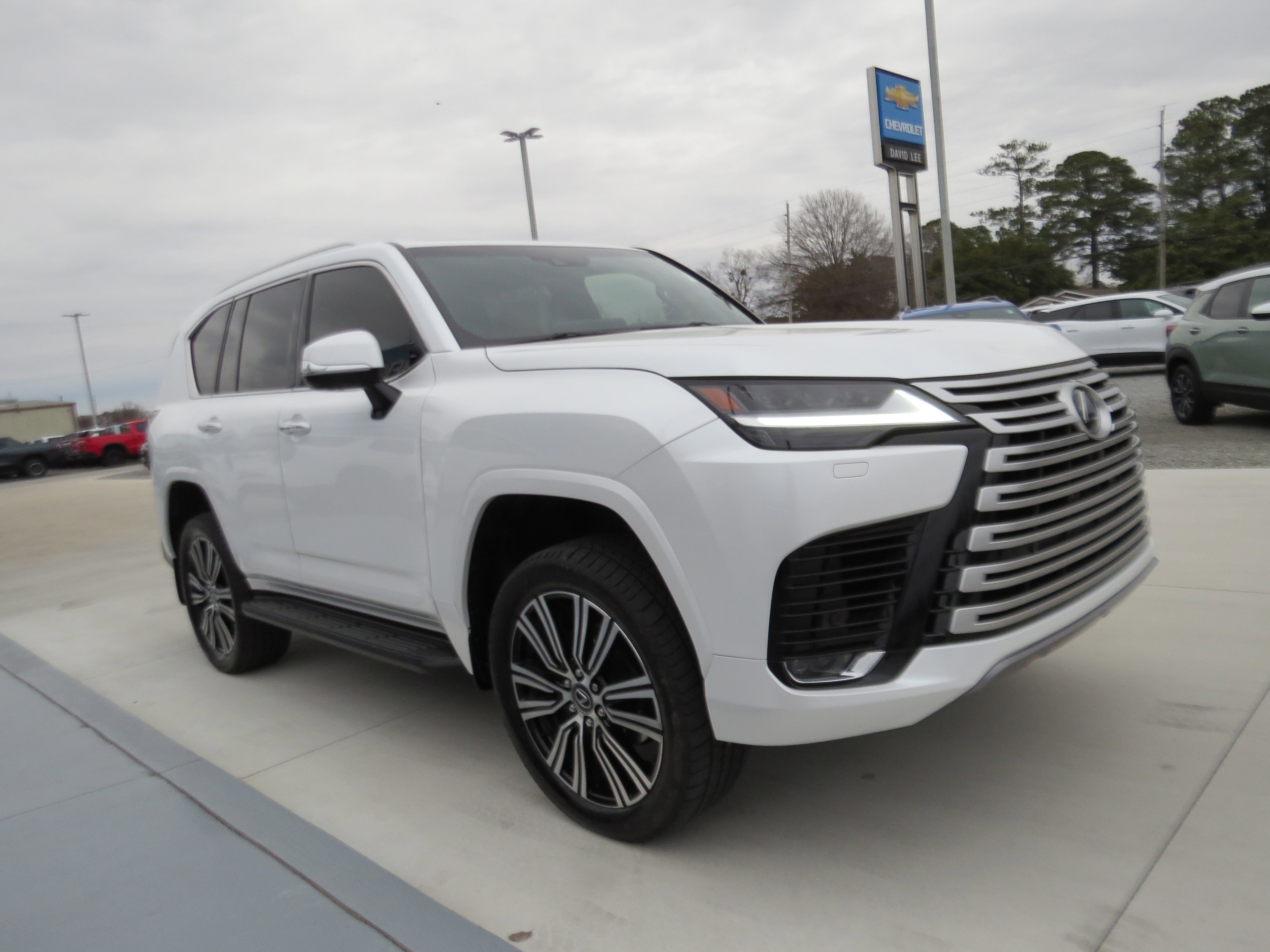 Used 2024 Lexus LX 600 4WD w/ Luxury Package image 7