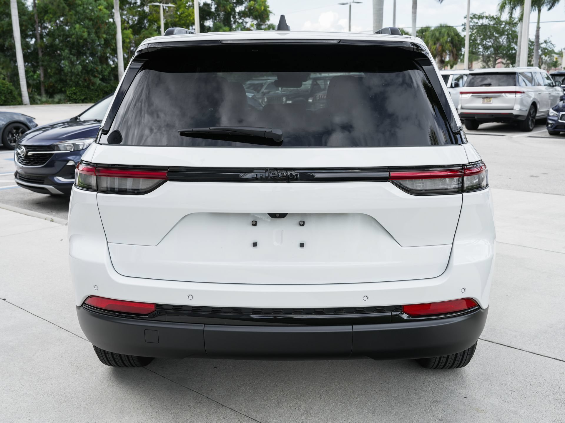 Used 2025 Jeep Grand Cherokee Altitude RWD image 9