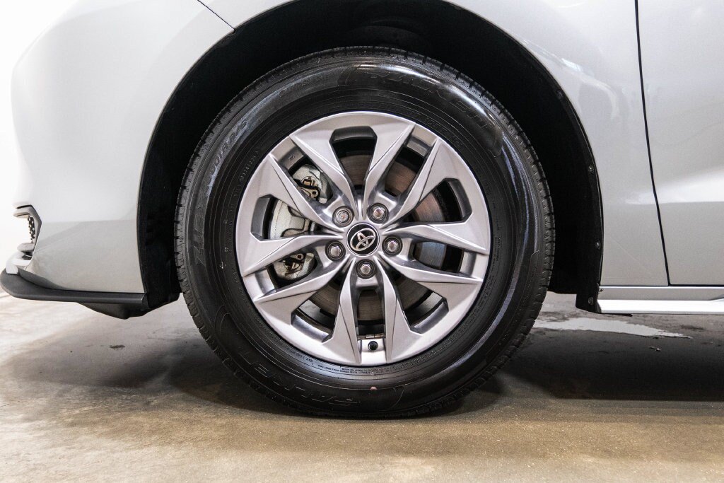 Certified 2025 Toyota Sienna LE FWD image 11