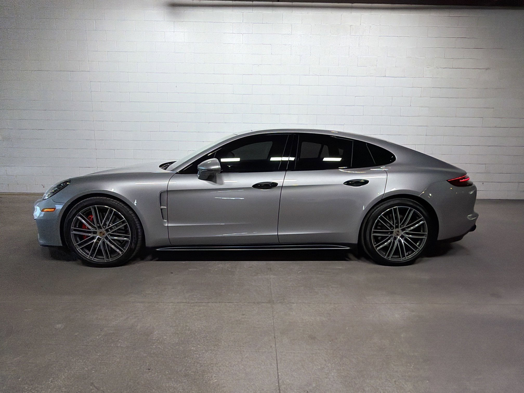 Used 2020 Porsche Panamera GTS image 2