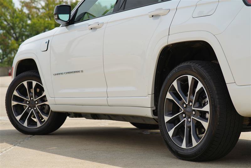 Used 2023 Jeep Grand Cherokee Overland AWD/4WD image 27