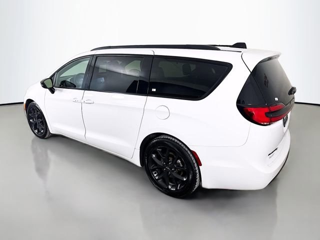 Used 2025 Chrysler Pacifica Limited image 5