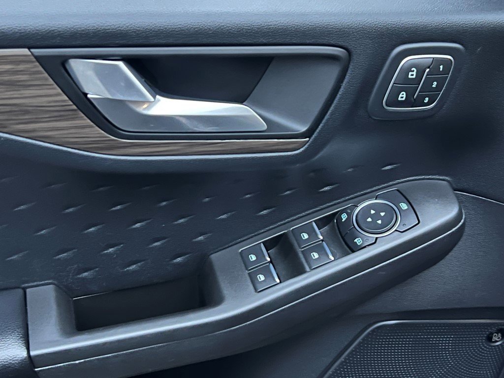 Used 2020 Ford Escape Titanium image 18