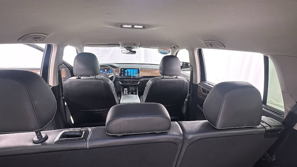 Used 2025 Volkswagen Atlas SE AWD/4WD image 17