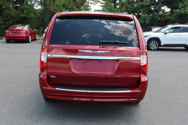 Used 2013 Chrysler Town & Country Touring FWD image 6