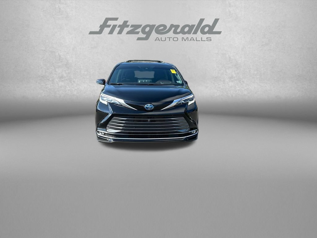 Used 2021 Toyota Sienna Platinum FWD image 2