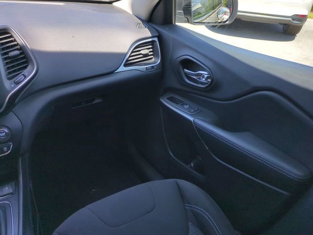 Used 2019 Jeep Cherokee Latitude w/ Popular Appearance Group FWD image 17