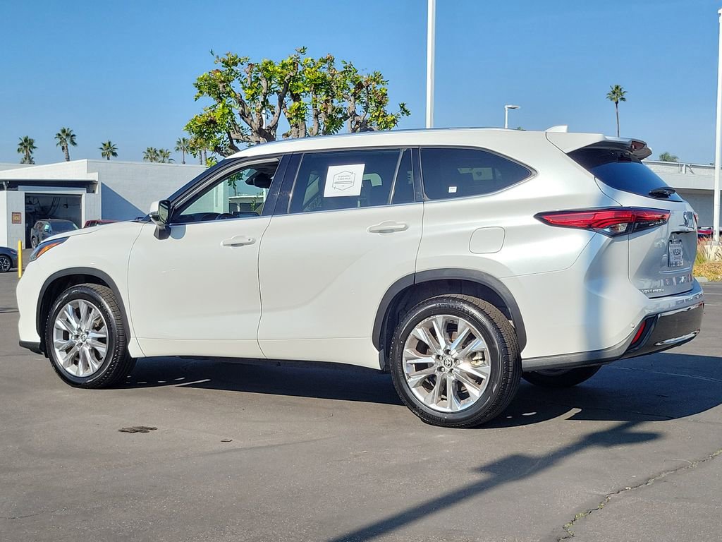Used 2022 Toyota Highlander Limited FWD image 3