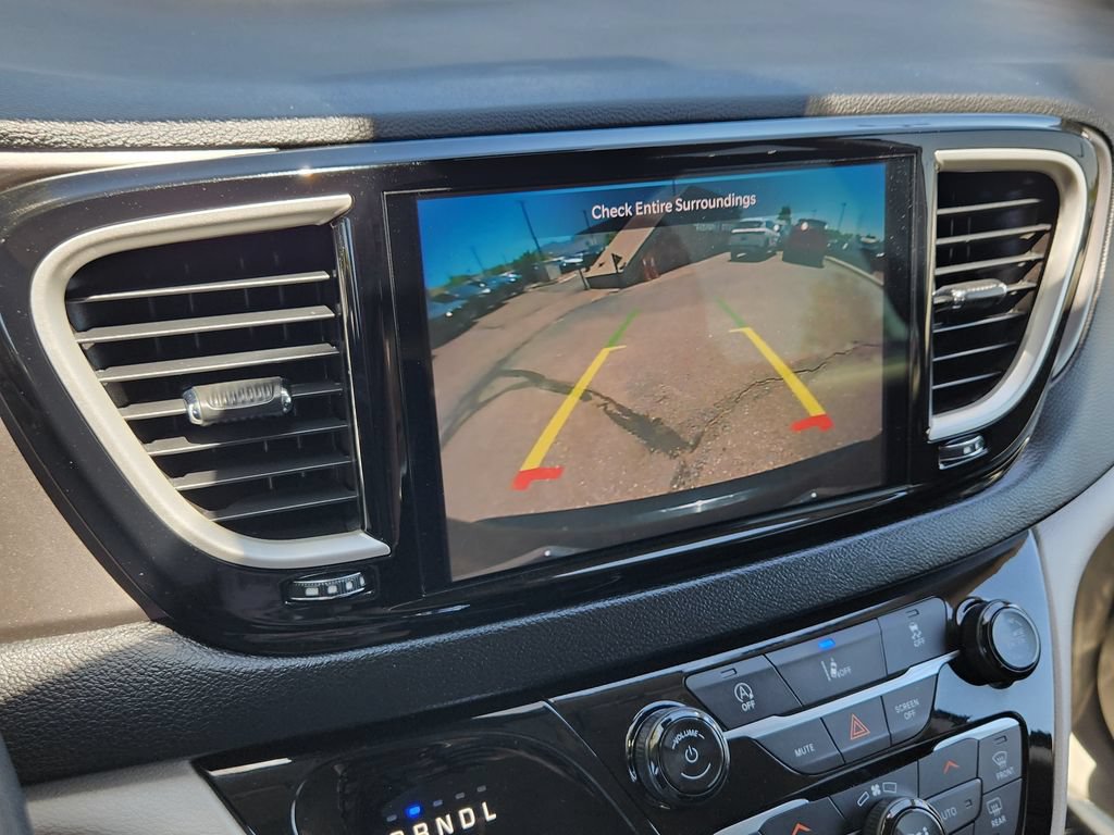Used 2022 Chrysler Pacifica Touring-L FWD image 9