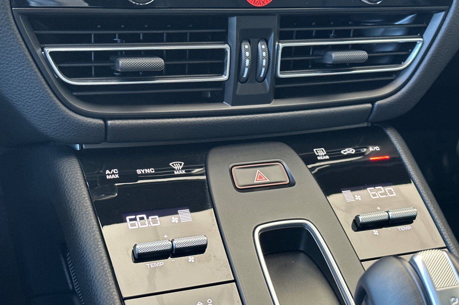 Used 2025 Porsche Macan AWD/4WD image 21