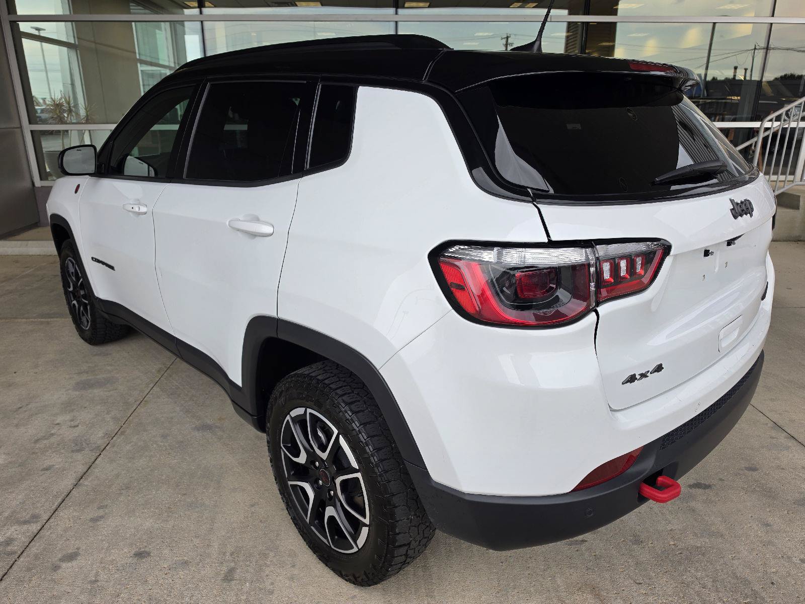 Used 2025 Jeep Compass Trailhawk AWD/4WD image 3
