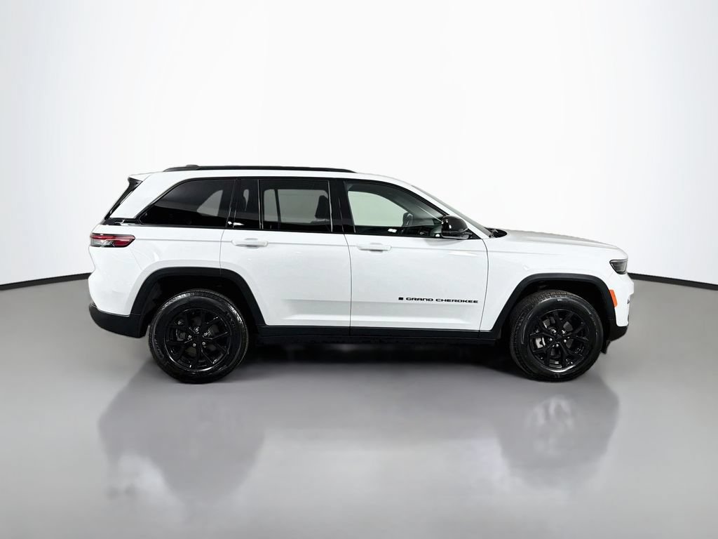 Used 2025 Jeep Grand Cherokee Altitude AWD/4WD image 8