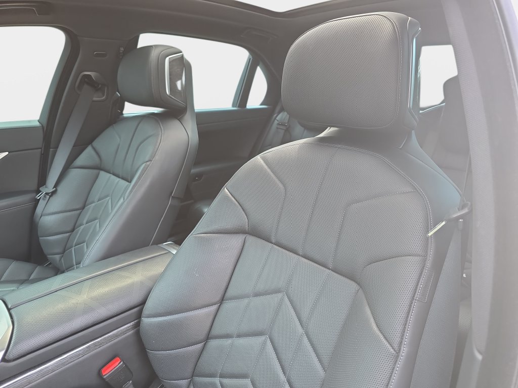 Certified 2024 BMW i7 eDrive50 w/ Premium Package RWD image 18