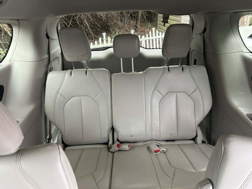 Used 2017 Chrysler Pacifica Touring-L w/ Tire & Wheel Group image 18