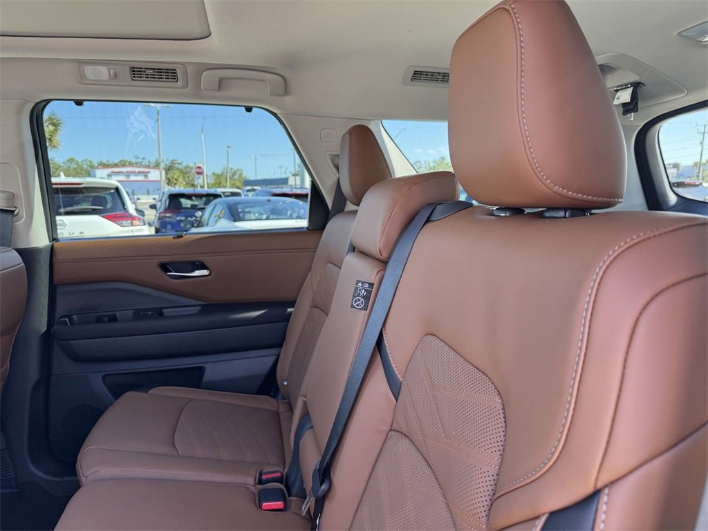 New 2025 Nissan Pathfinder Platinum w/ Black Appearance Package image 18