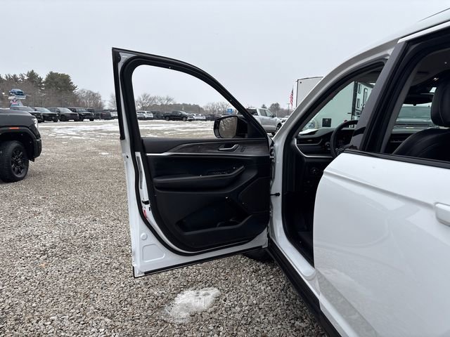 Used 2023 Jeep Grand Cherokee Limited image 23