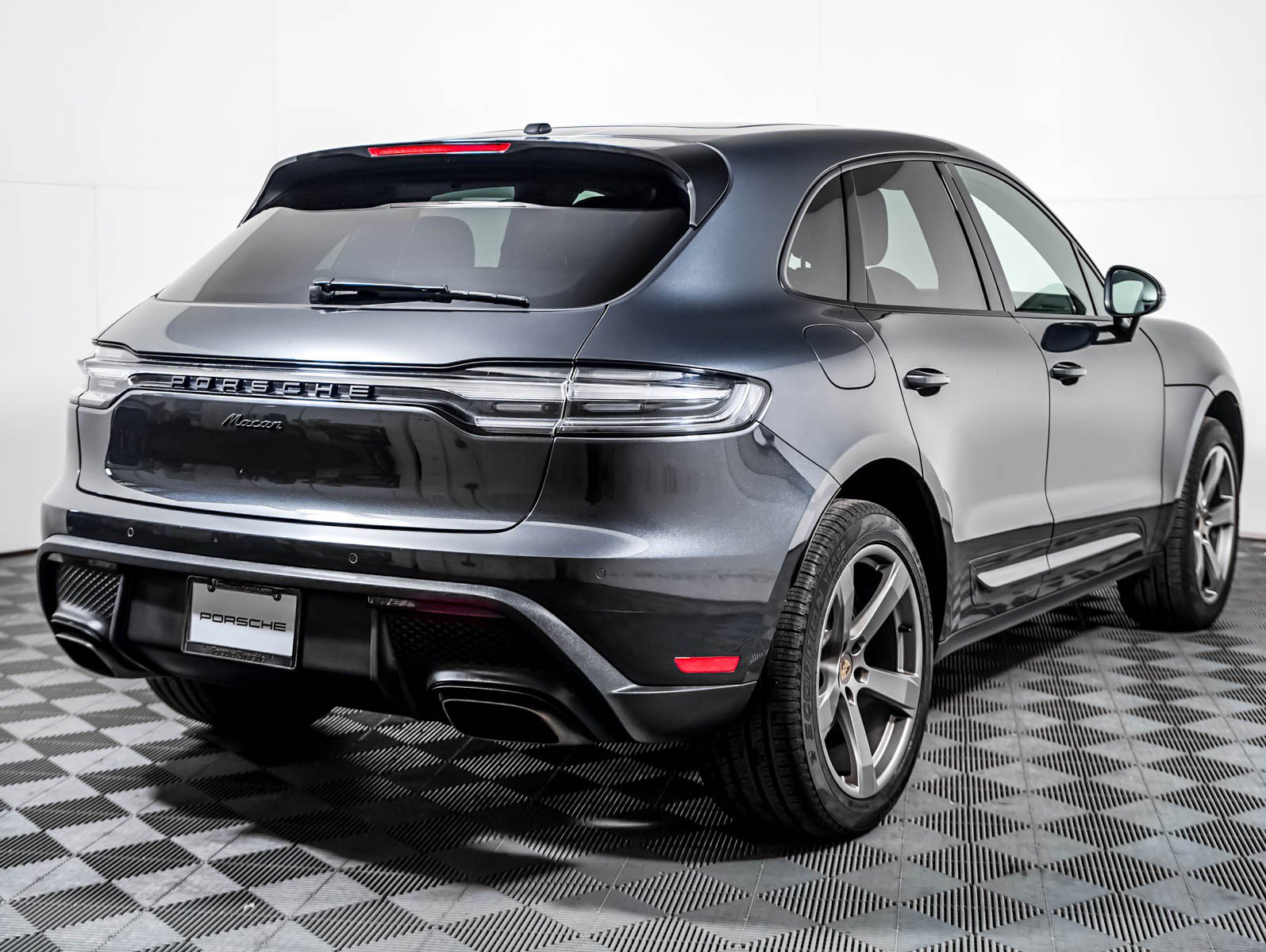 Certified 2022 Porsche Macan AWD/4WD image 10