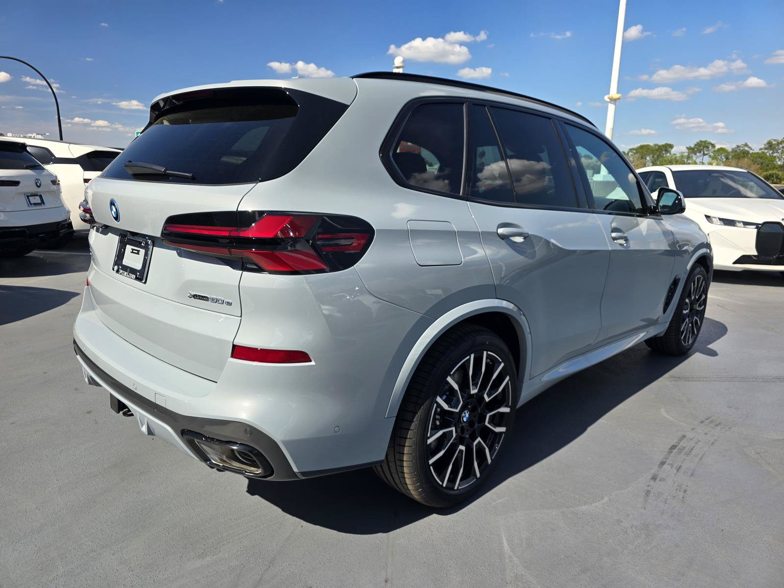 New 2026 BMW X5 xDrive50e w/ M Sport Package AWD/4WD image 2