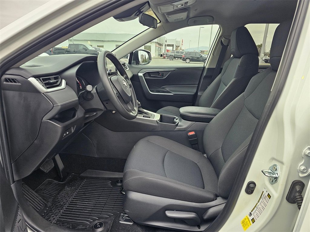 Used 2025 Toyota RAV4 LE image 31