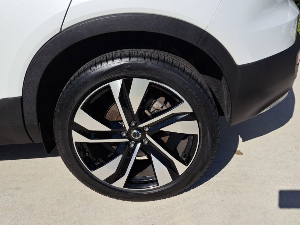 Used 2021 Volvo XC40 T5 Momentum w/ Climate Package image 4