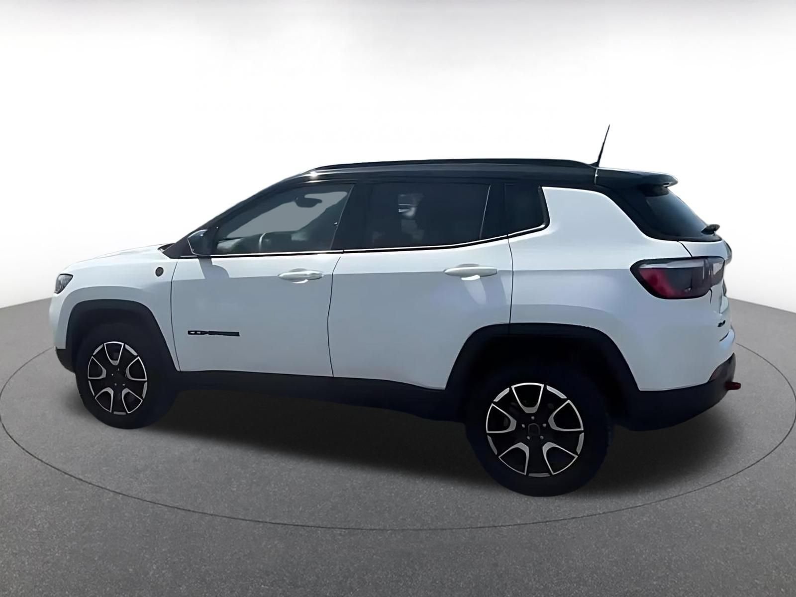 Used 2025 Jeep Compass Trailhawk AWD/4WD image 9