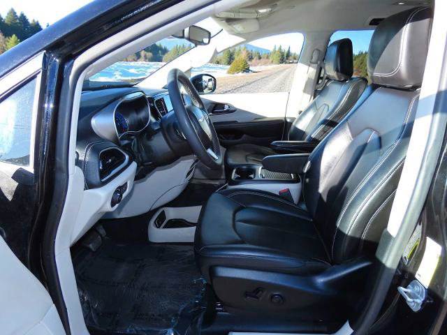 Used 2024 Chrysler Pacifica Select image 17